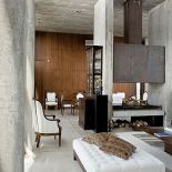 Ściany z cedru, surowy beton na suficie, cementowe płyty na podłodze.