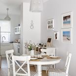 Ściany zdobią fotografie z rodzinnych wypadów na wyspę Ios czy do Amsterdamu.