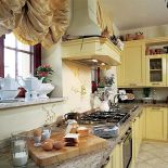 Ściany zdobią freski o motywach kwiatowych.