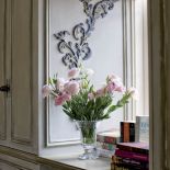 Ściany zdobią ornamenty w roślinne wzory.