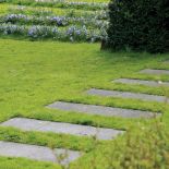 Ścieżka z betonowych płyt wygląda, jakby zrobiona została z szarego granitu. GAP PHOTOS/MEDIUM