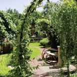 Ścieżka z czerwonego piaskowca. Ogród zadumany