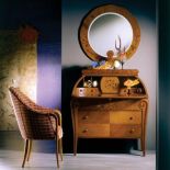 Sekretarzyk Arte marki Carpanelli zrobiony jest z drewna zebrano, orzecha i czeczotu. Intarsje z drewna