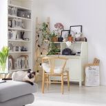 sekretarzyk w roli biurka