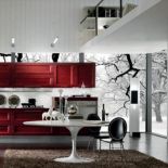 Senja rosso (33 650 zł) z przeszkloną szafą wbudowaną w ścianę. GALERIA WNĘTRZ