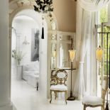 Sera nie tylko urządza domy, sama projektuje też lampiony i żyrandole.