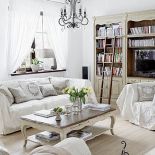 Serce domu z kolekcją filmów i płyt.