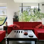 Sercem domu jest czerwona kanapa. Tu mieszka szczęście