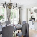 Sercem jadalni jest angielski stół z czeczotki.