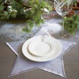 Serwetka z organzy w kształcie gwiazdek – 181 zł/4 szt., talerz – 28 zł, kieliszek – 64 zł, Rivièra Maison, House More