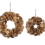 Sezonowe dekoracje, które wprowadzają do domu świąteczny nastrój. W ofercie Blanc MariClò znajdziemy szyszkowe stroiki,