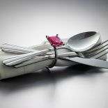 Pierścień na serwetkę i sztucće w kształcie... pierścienia. Z kolorowym kamieniem