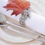 Błyszczący serwetnik z kamieniami i jesiennym liściem