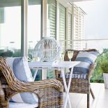 Shuttersy w oknach osłaniają przed wiatrem i słońcem.