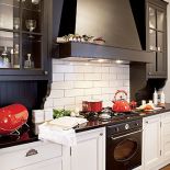 Siateczkowe uchwyty szuflad i porcelanowe, malowane gałki.