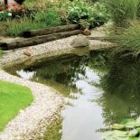 Siedemdziesięciometrowy strumień kończy się jeziorkiem.