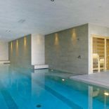 Siedemnastometrowy basen. Dom z drewna i szkła