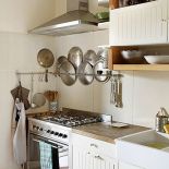 Siedlisko ciągle rośnie, a to powiększana jest kuchnia, a to dobudowany ganek.