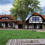 Siedlisko składa się domu, młyna, stodoły połączonej ze stajnią, sieciarni i ruskiej bani.