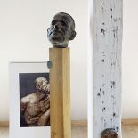 Siedlisko w którym żyją i tworzą Górniccy. Prosty wystrój – drewno, kamień, metal, a na