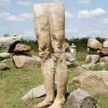 Siedlisko w którym żyją i tworzą Górniccy. Prosty wystrój – drewno, kamień, metal, a na