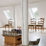 Siedlisko w którym żyją i tworzą Górniccy. Prosty wystrój – drewno, kamień, metal, a na