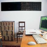 Siedzenie krzesła może się okazać świetnym miejscem do przechowywania drobiazgów.