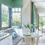 siedzisko na parapecie pod oknem