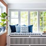 siedziska i ławki przy oknie