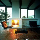 Siedzisko z cielęcej skóry zawieszone na szerokich pasach i lśniących ramach.