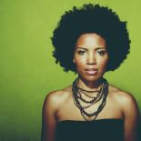 Lura, a właściwie Maria de Lurdes Pina Assunção, śpiewa po portugalsku.