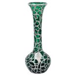 Wazon ze szkła szmaragdowego, Alvin Silver Company, koniec XIX w. 2. Szklana karafka z motywem winogron, Steuben, ok. 1900 r.