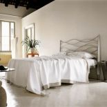 Sinus może mieć ramę lakierowaną na biało, czarno lub srebrno. CATTELAN ITALIA