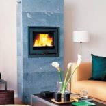 Skandynawski steatyt to idealny kamień na obudowę kominka, bo doskonale akumuluje ciepło. Docenili go już