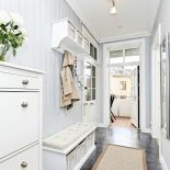 Skandynawski styl to minimalizm - w sam raz do niewielkiego przedpokoju. Fot.: Seart