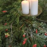 dekoracje bożonarodzeniowe na stole w jadalni