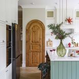 półokrągłe drzwi drewniane w białej kuchni