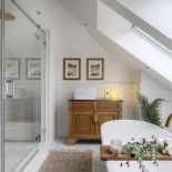 łazienka pod skosem na poddaszu