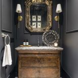 mała ciemna łazienka