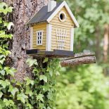 Skandynawsko-holenderski styl widać także w ptasich domkach.
