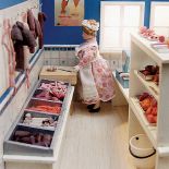 Sklep Marzenie PRL-u i kiełbasy zrobione z modeliny.