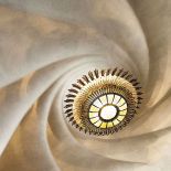 Sklepienie poddasza z parabolicznymi łukami jak szkielet klatki piersiowej.