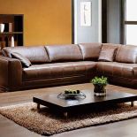 Skórzana kanapa dobrze prezentuje się w ciemnych kolorach. Surowy w formie narożnik East Village kosztuje od 8700 zł. DE