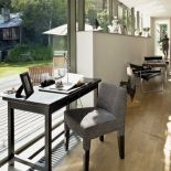 Skórzane biurko i krzesło Promemoria są ze sklepu Casa Mia.