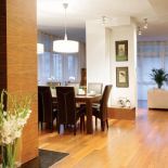 Skórzane krzesła komponują się z drewnem ipe-lapacho na podłodze.