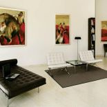 Skórzany szezląg i białe fotele. Słoneczna posiadłość