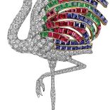 Skrzydła ptaka wysadzane są rubinami, szmaragdami i szafirami. Zrobiona została w 1940 roku dla księżnej Windsoru.