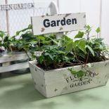 Skrzynki, osłonki, donice w stylu prowansalskim wykonane mogą być z ceramiki, ale także z drewna