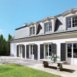 Słońce wpada do kuchni od samego rana, kiedy rodzina je śniadanie, a do salonu po południu.