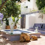 Słoneczna rezydencja to spełnienie marzenia o ciepłym klimacie pośród pięknej architektury.